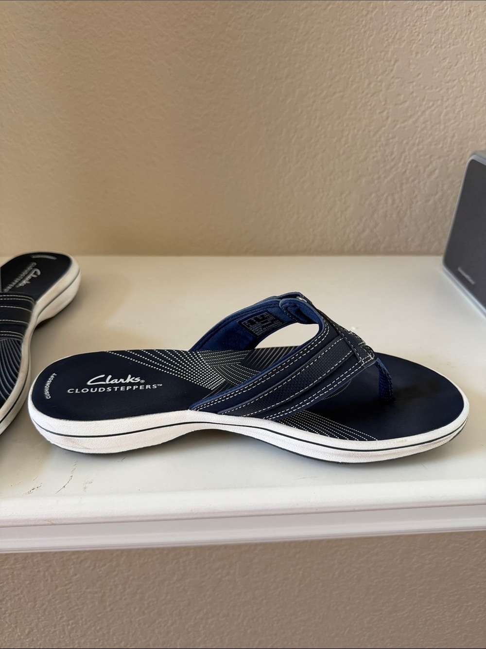 Clarks Navy Blue White-Trim Thong Sandals - Picture 4 of 10